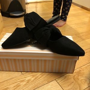 Black Diva Lounge pointed sandals with a bow